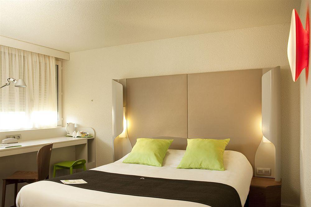 Hotel Campanile Lyon Est Aéroport Saint Exupery Exterior foto