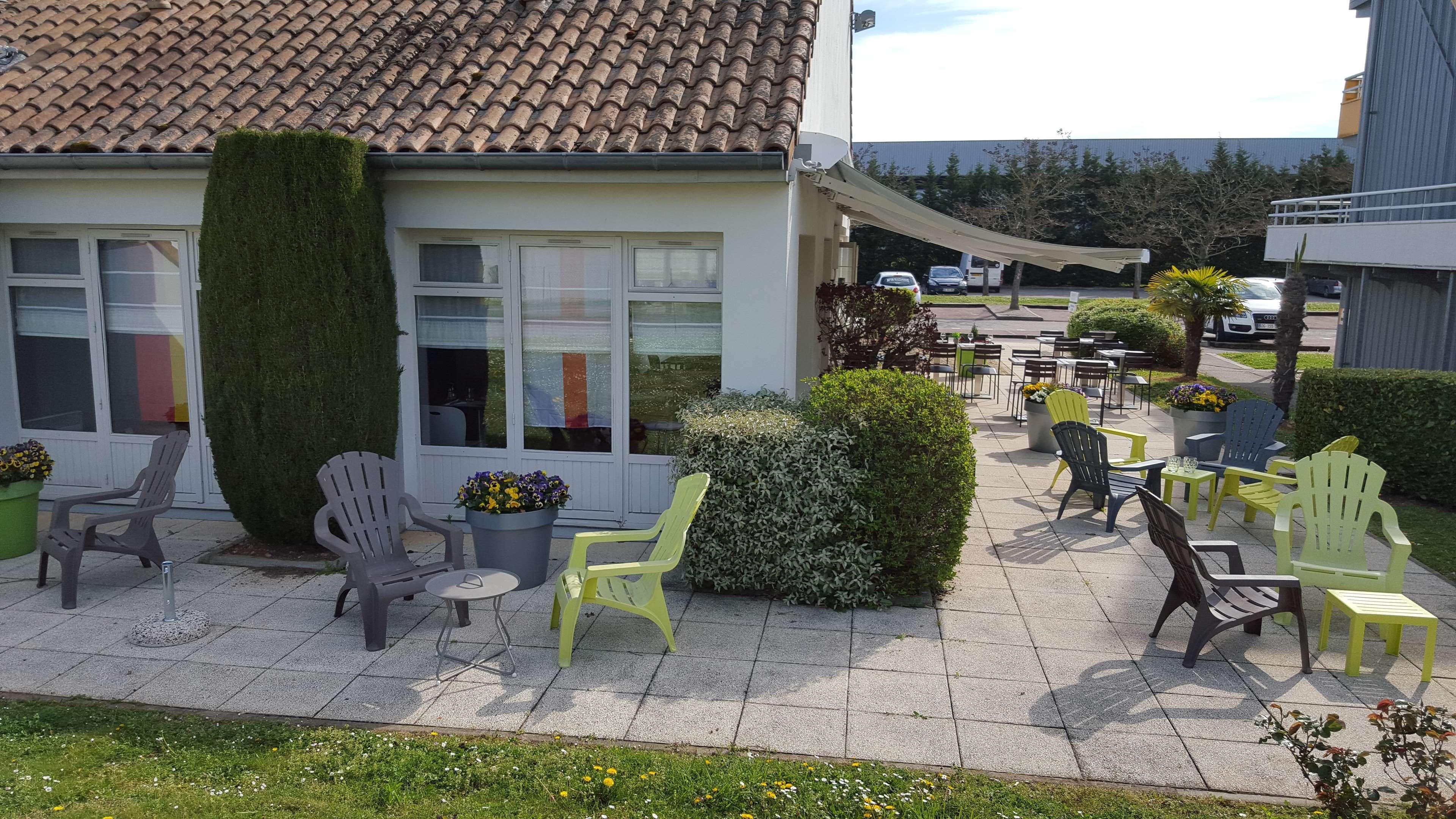 Hotel Campanile Lyon Est Aéroport Saint Exupery Exterior foto
